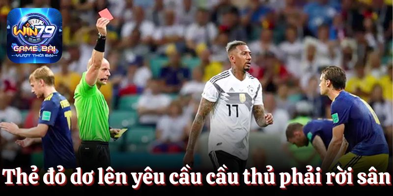 Thẻ đỏ dơ lên yêu cầu cầu thủ phải rời sân